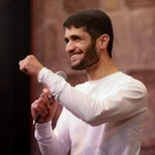 Tarlada bir ihtiyar, tütüne atılan çörek otu gibi yanıyor