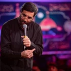 Bir teyze boğazında düğümlenmiş bir sızıyla oturuyor