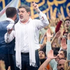 Güzelliği ayın yüzüne galip gelen gül